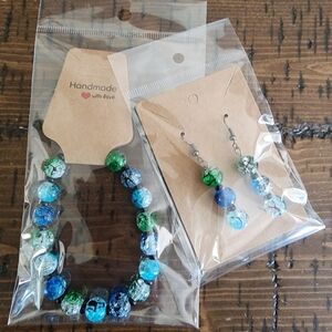 Elegant Blue and Green Beaded Bracelet with Glossy Finish